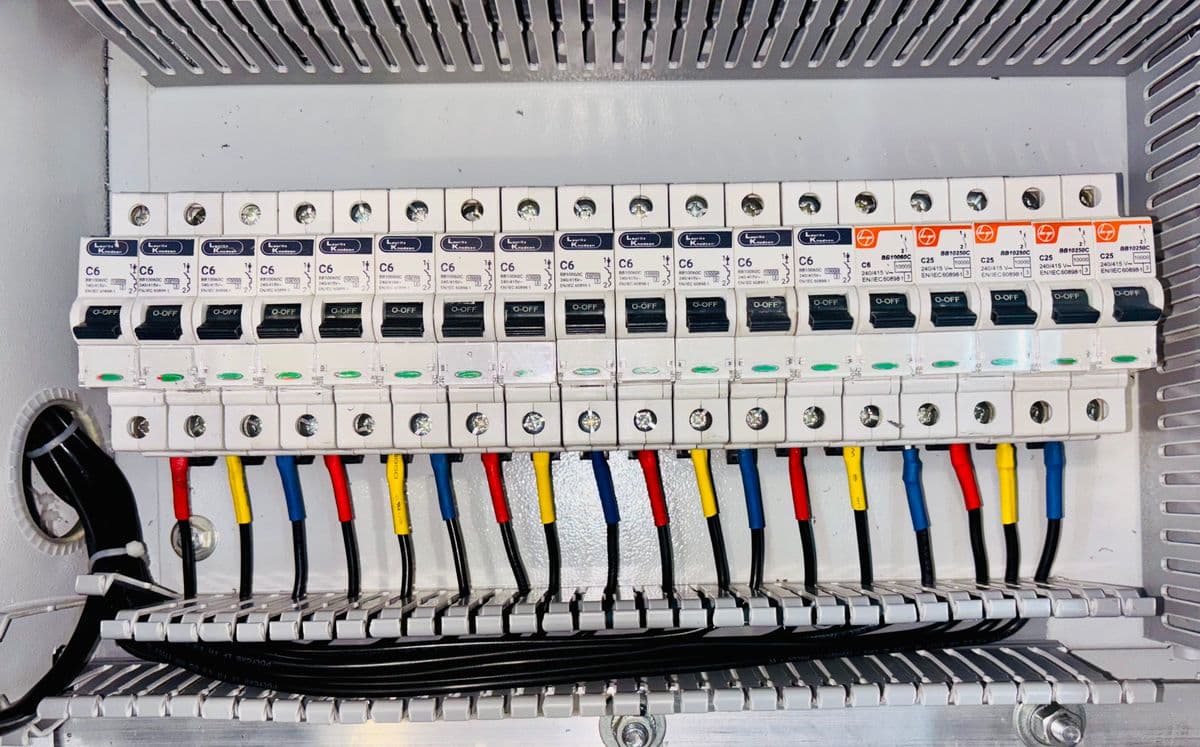 Circuit breaker panel with organised conductors